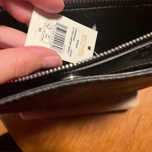 NWT Black Michael Kors Crossbody Purse. - Picture 3 of 7